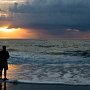 <p align=left>Su matin au soir, de l'aurore au crépuscule, les pêcheurs, inlassablement, lancent leur ligne à l'eau.